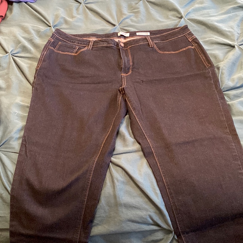 Ankle length mid rise dark wash jeans. Skinny fit.